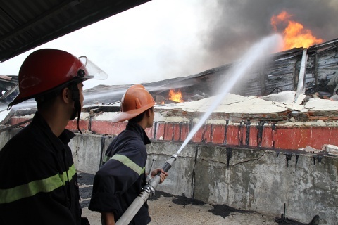 Xuong go rong 14.000 m2 o TP.HCM boc chay hinh anh