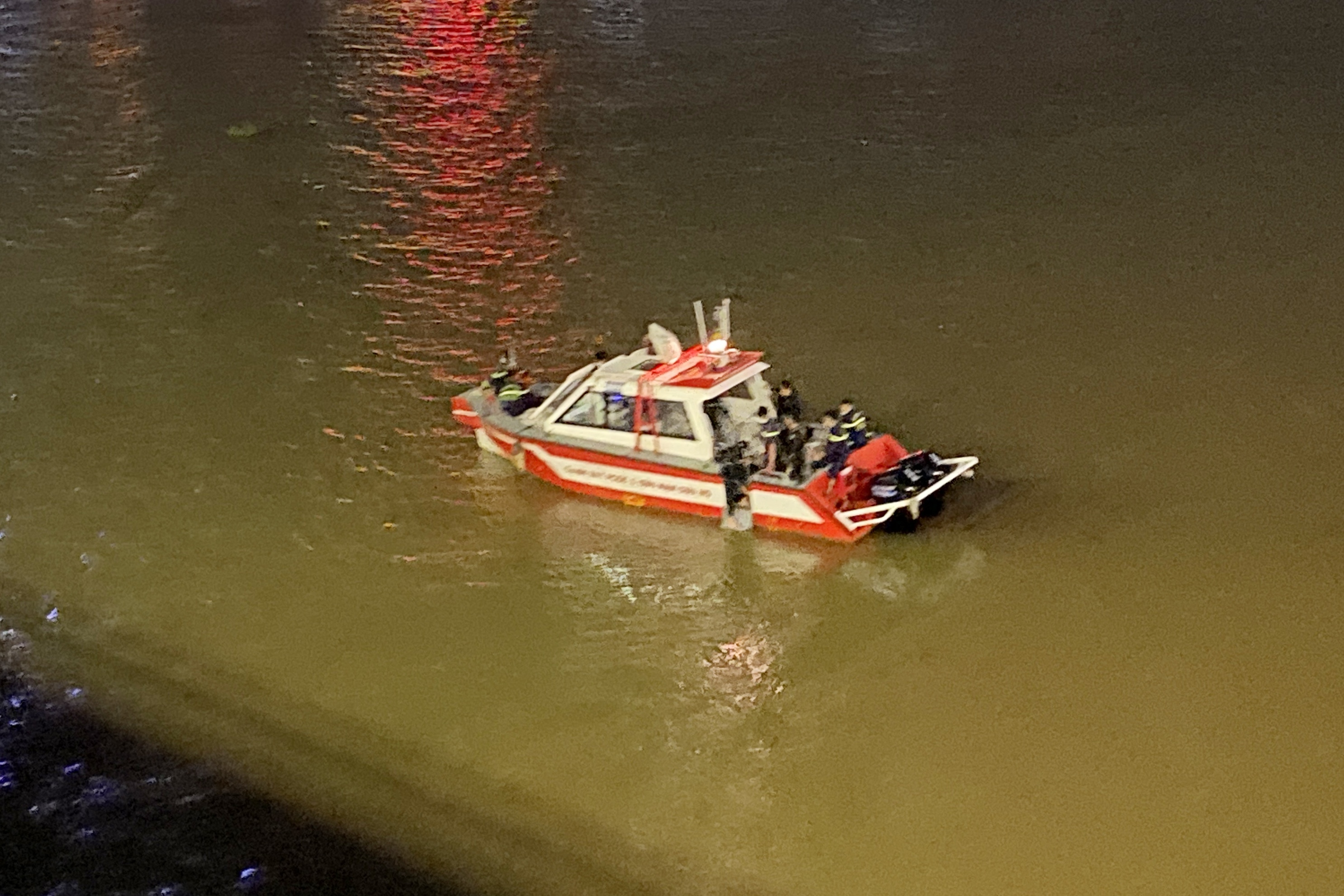 Canh sat lan tim nam thanh nien nhay cau Sai Gon hinh anh