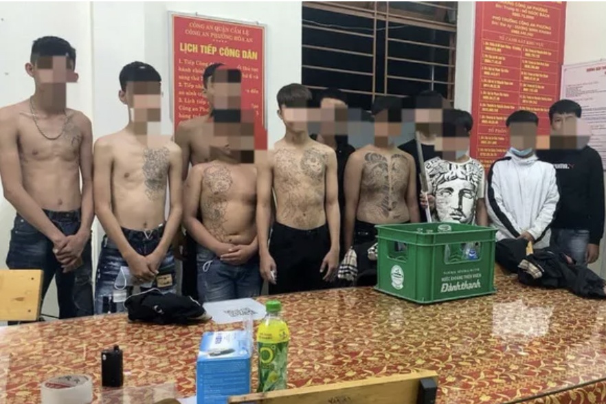 13 thanh thieu nien len YouTube hoc cach tu che bom xang di hon chien hinh anh