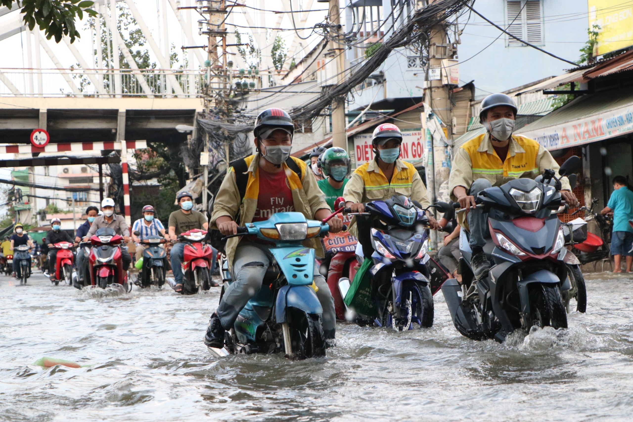 Trieu cuong dat dinh, nhieu noi o TP.HCM ngap sau hinh anh