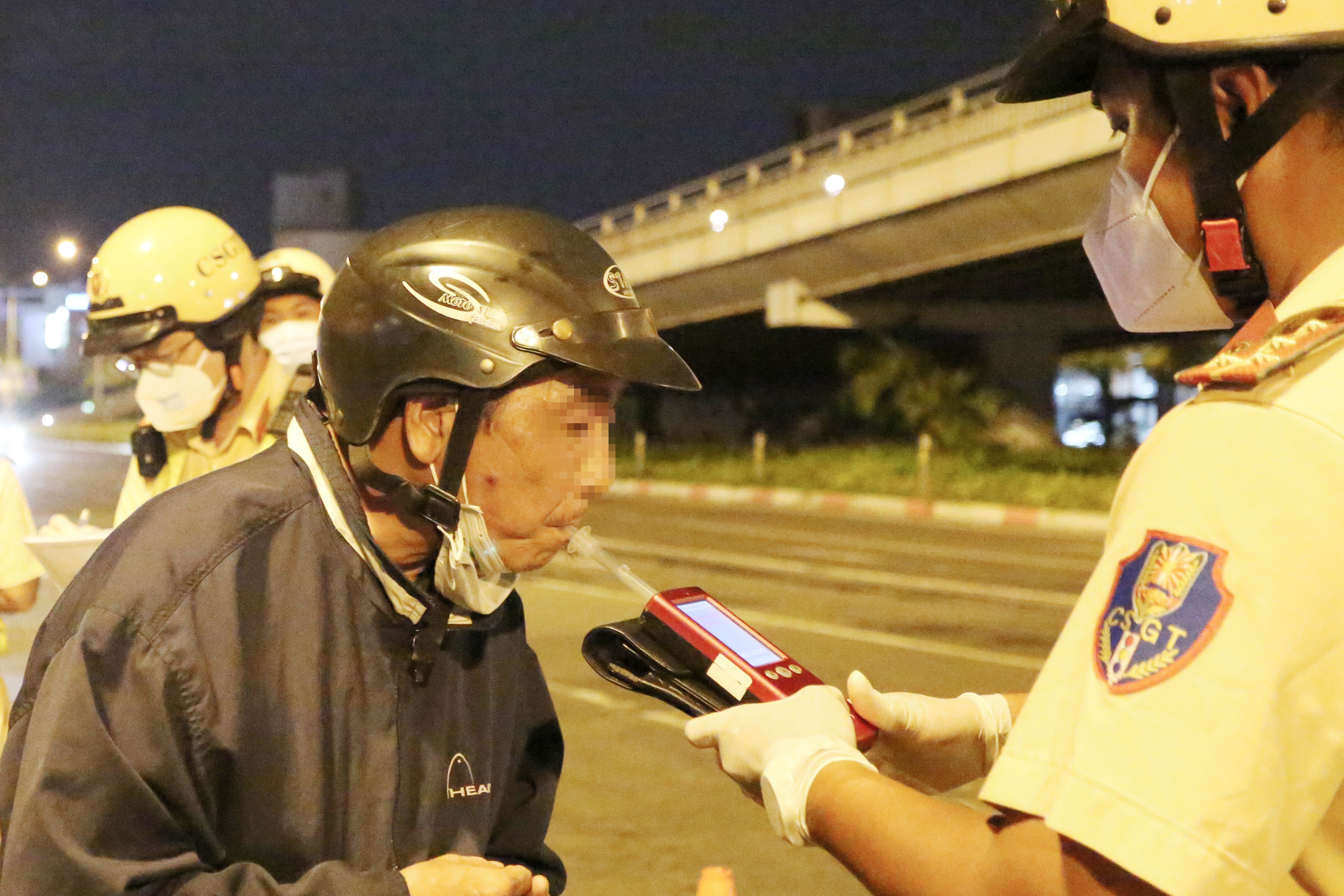 Uong 2 ly bia, nguoi dan ong o TP.HCM bi phat 7 trieu hinh anh