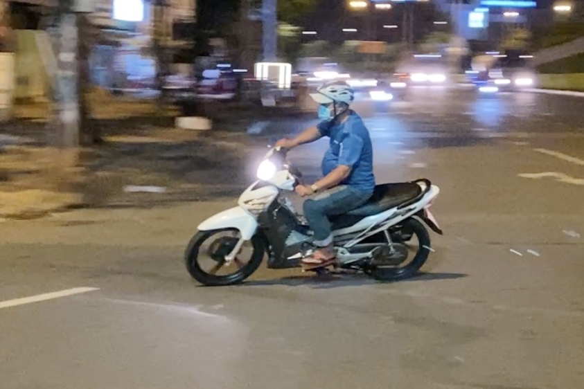 Nam thanh nien quay dau xe bo chay khi thay CSGT hinh anh