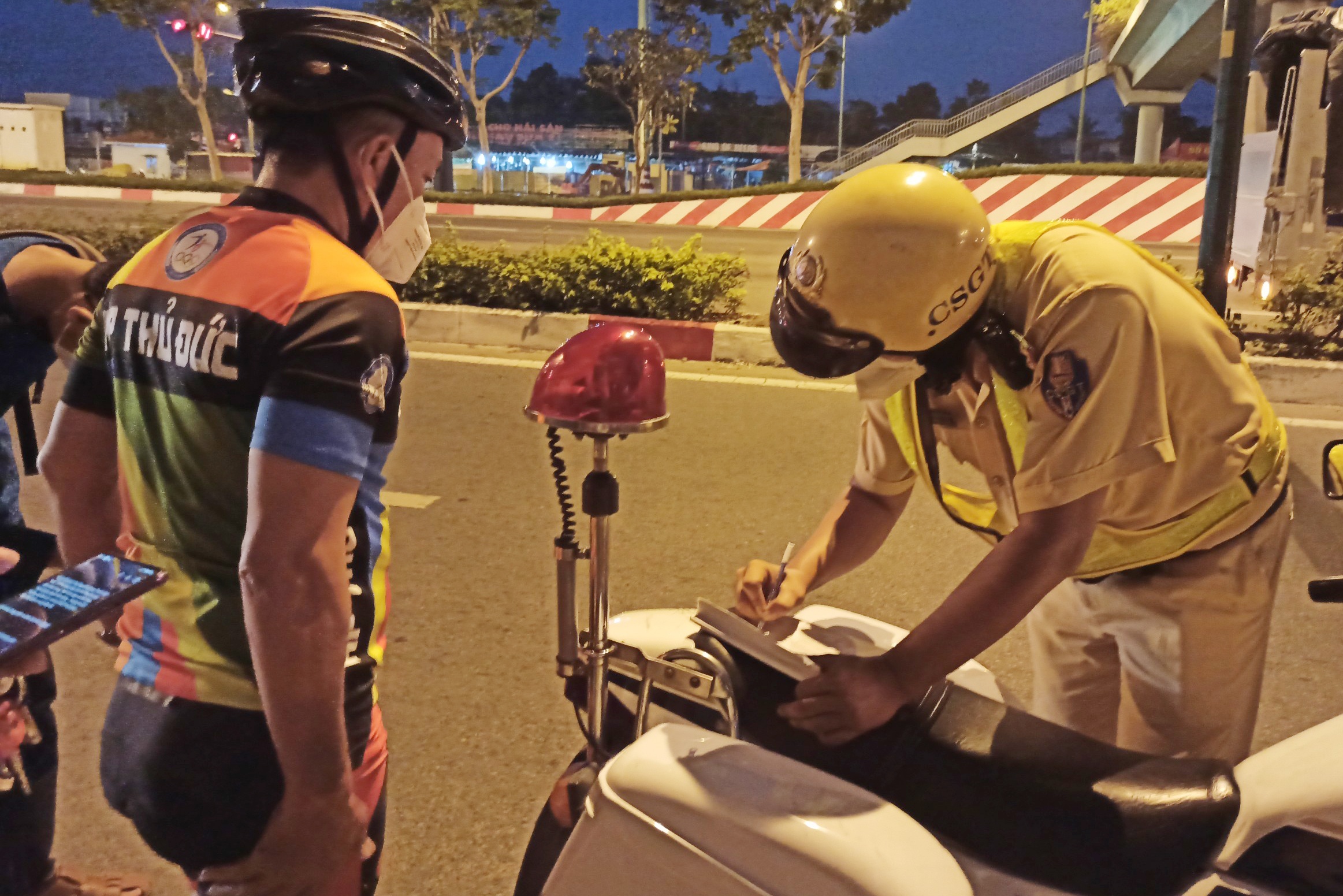 Chay xe dap vuot den do o TP.HCM, nhieu nguoi bi phat hinh anh