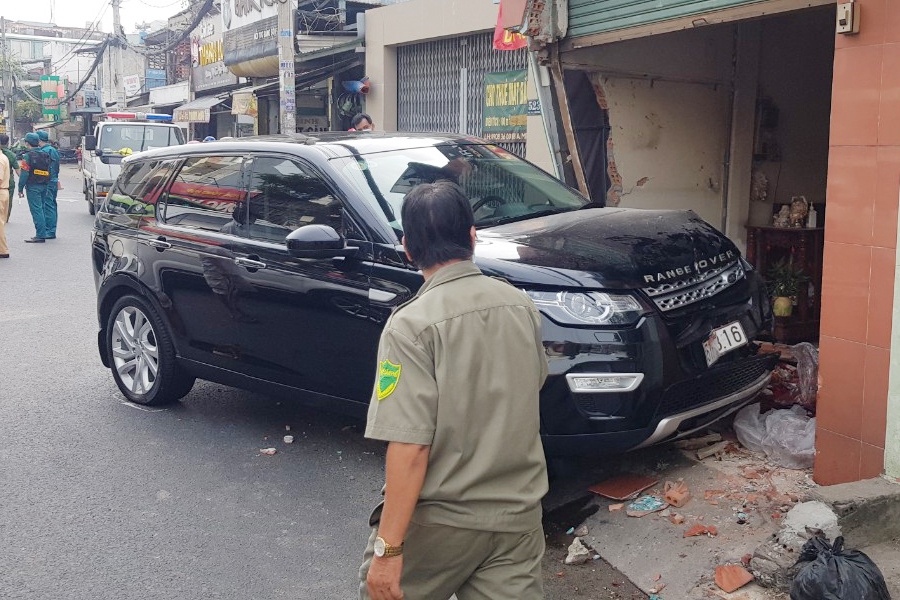 Xe sang tong sap tuong nha dan o TP.HCM, mot nguoi chet hinh anh