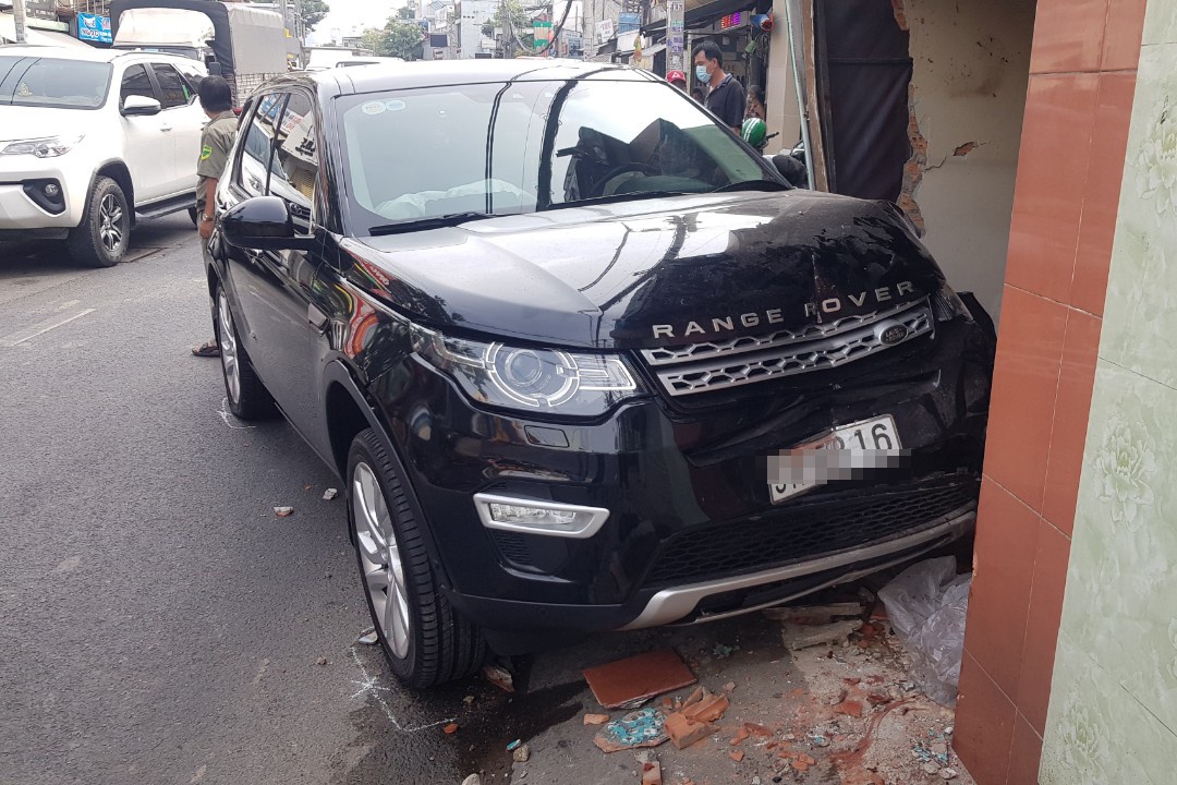 Nguyen nhan vu oto tong sap tuong nha dan o TP.HCM hinh anh