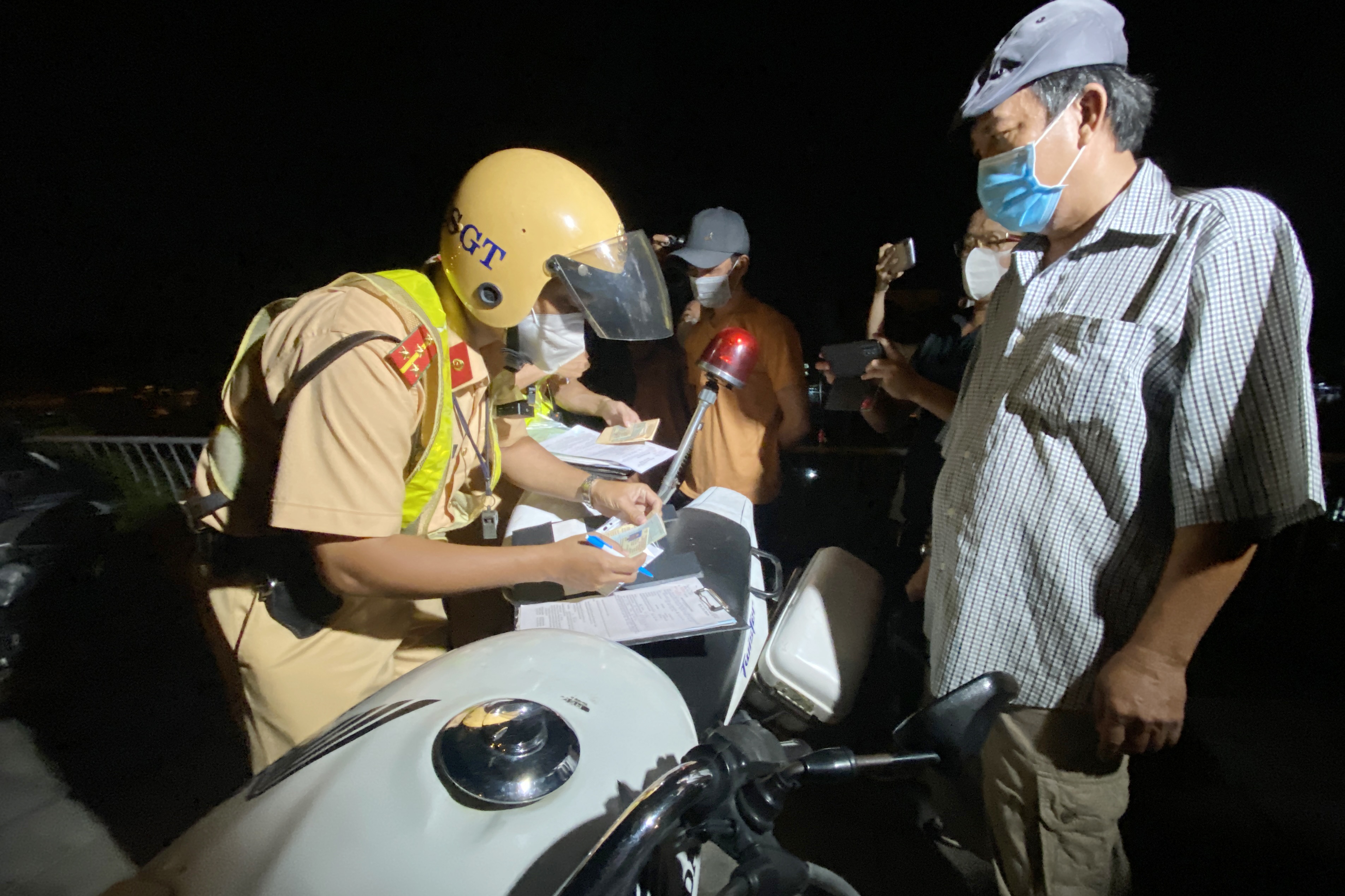 CSGT xu phat xe tai anh 2