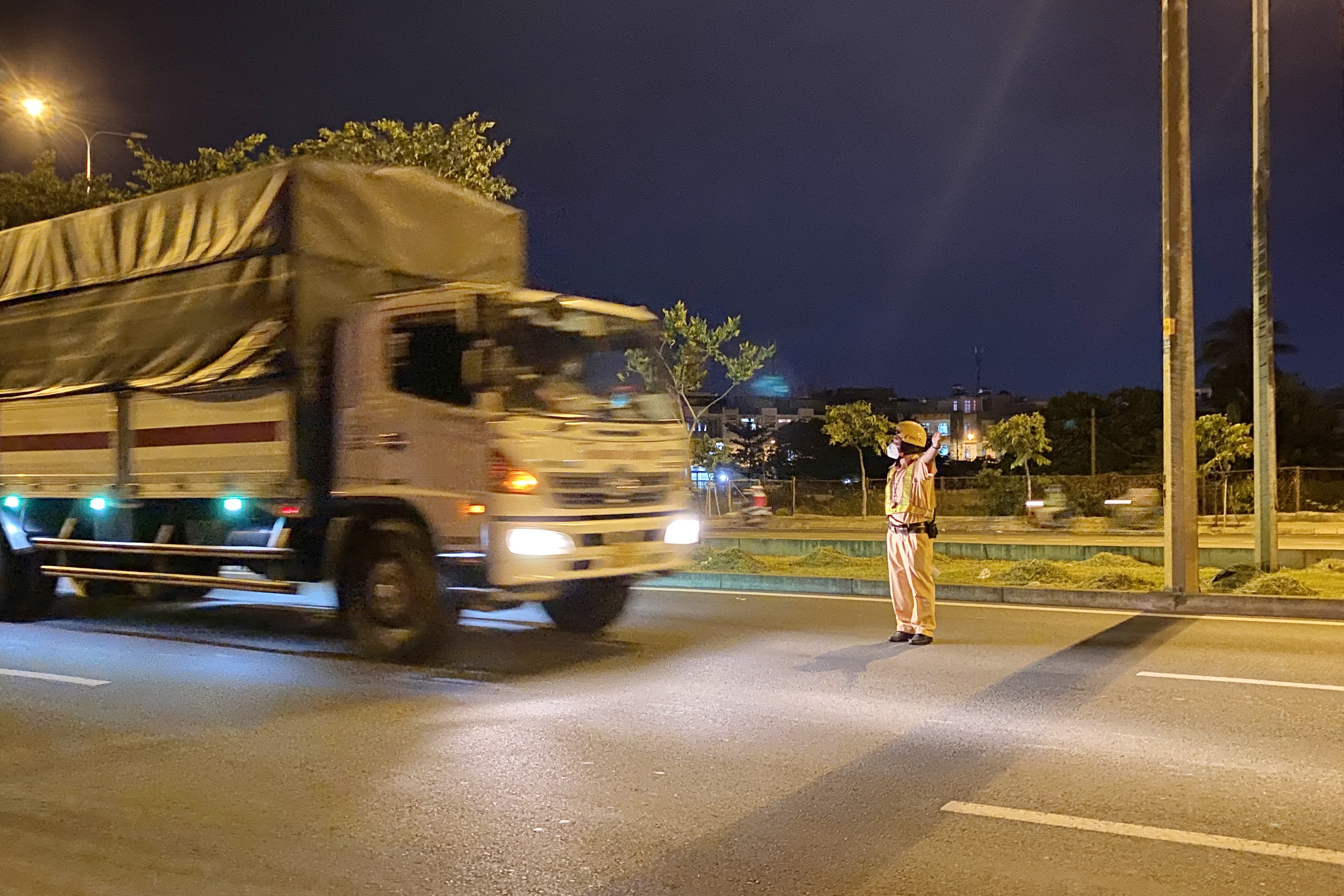 CSGT xu phat xe tai anh 1