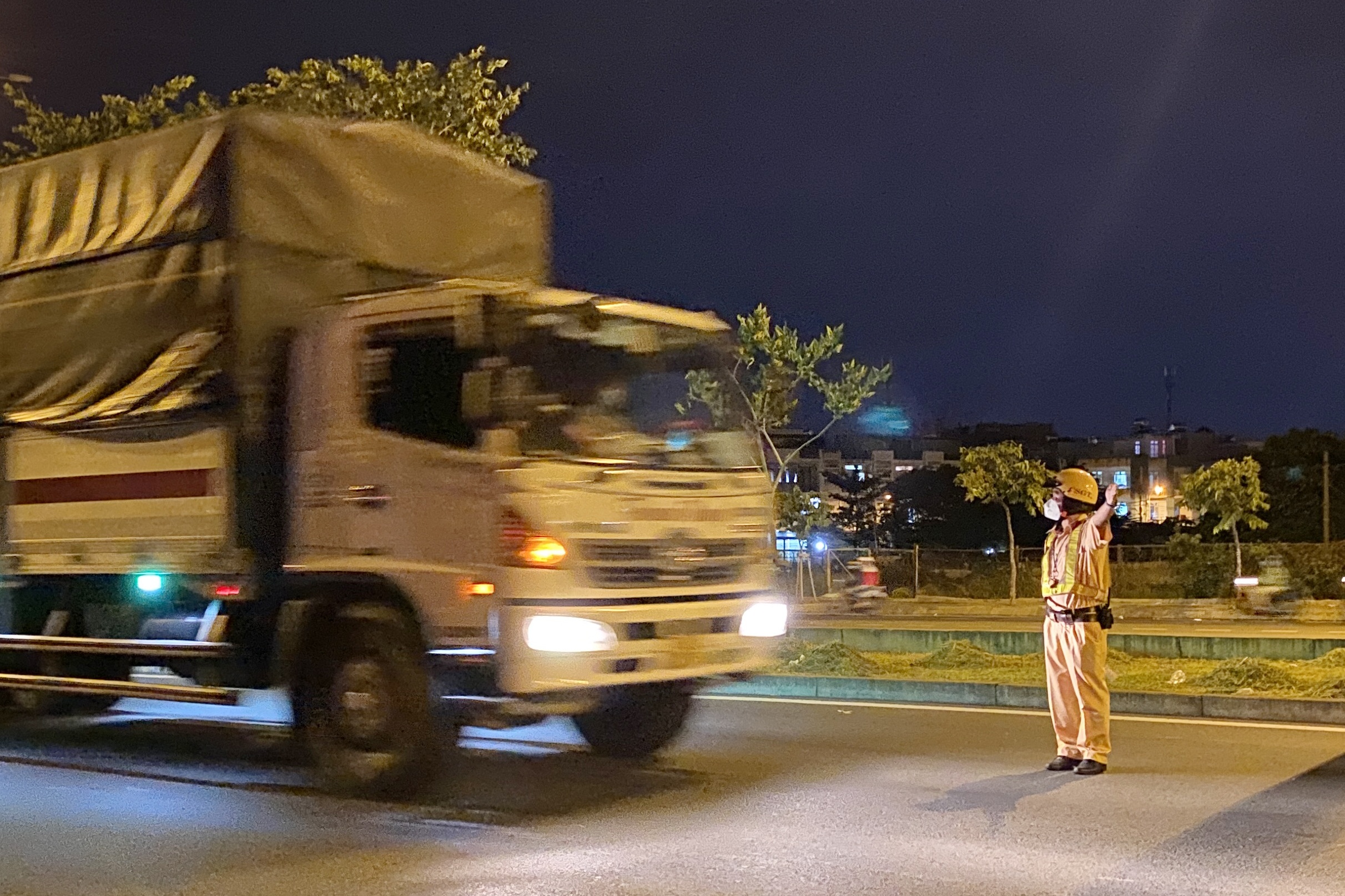 Dong ho sai gio, tai xe xe tai chay vao khu vuc cam bi phat 1,5 trieu hinh anh