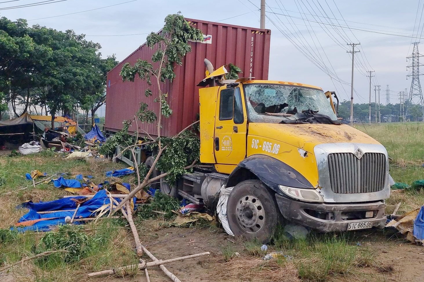 Chong chet, vo bi thuong khi xe container tong vao quan nuoc hinh anh