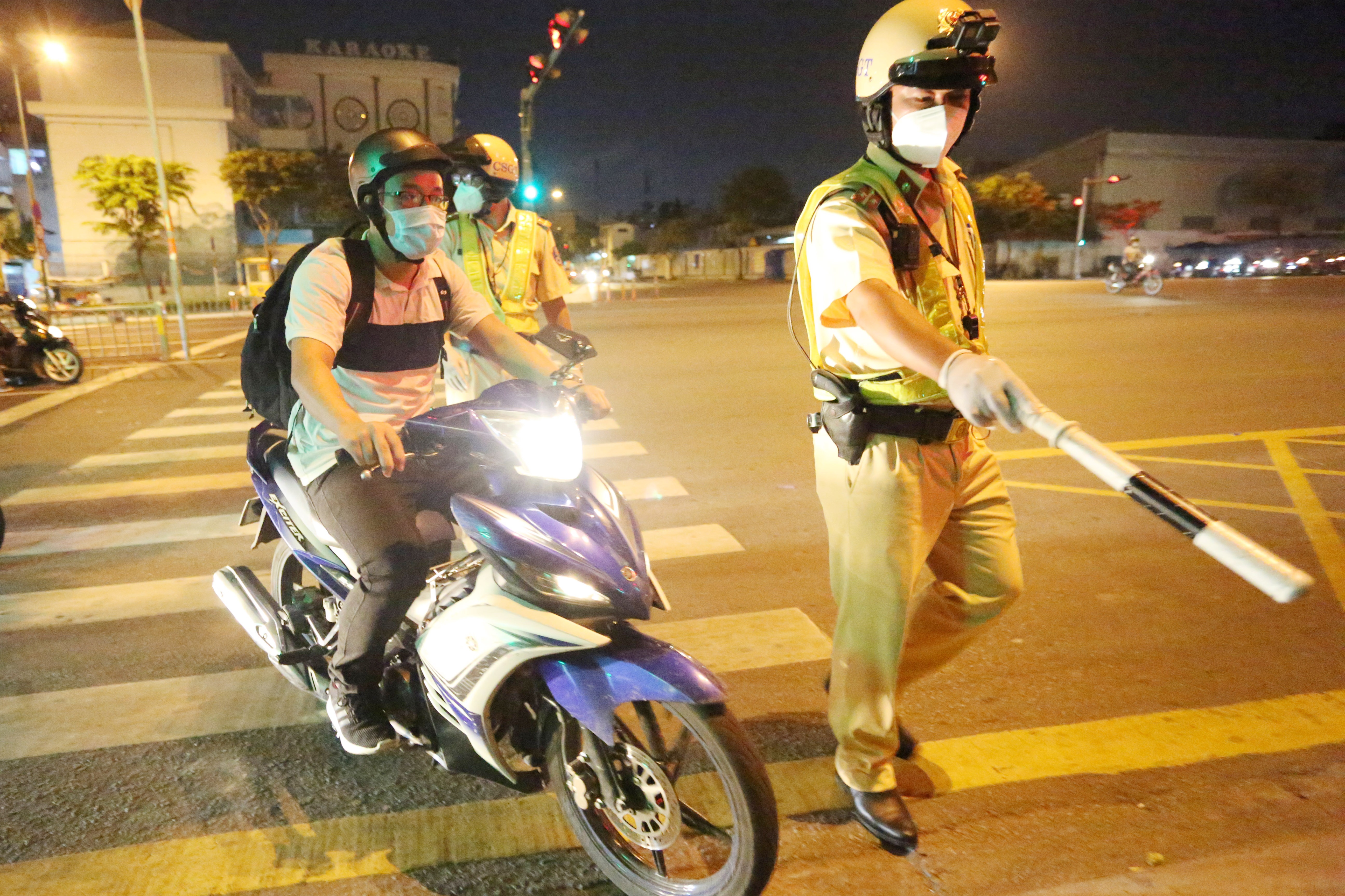 Tai xe o TP.HCM goi dien thoai nho can thiep khi vi pham nong do con hinh anh