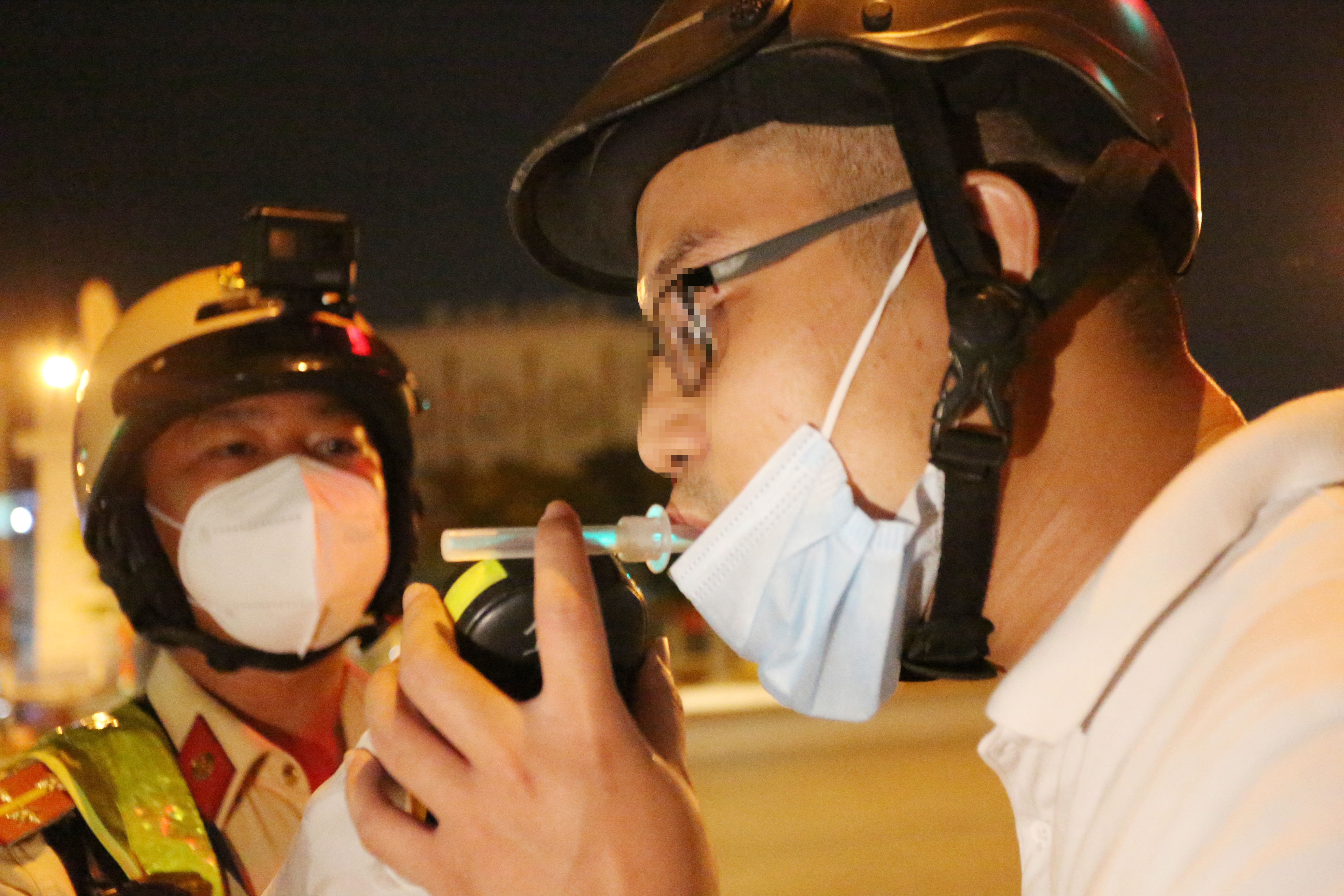 Uong bia cuoi tuan, mot so tai xe bi CSGT TP.HCM xu phat hinh anh