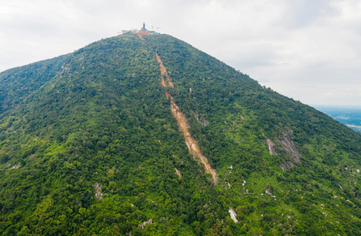 sat lo nui Ba Den anh 1