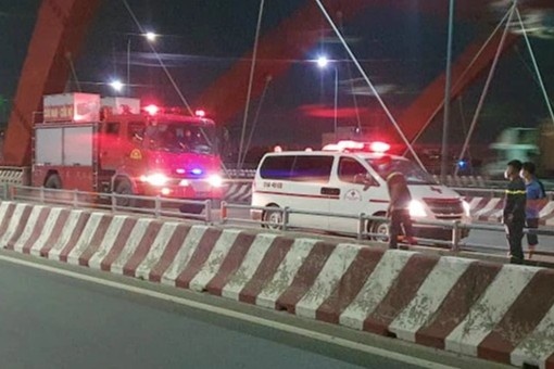 Canh sat lan tim thanh nien nhay song Sai Gon hinh anh