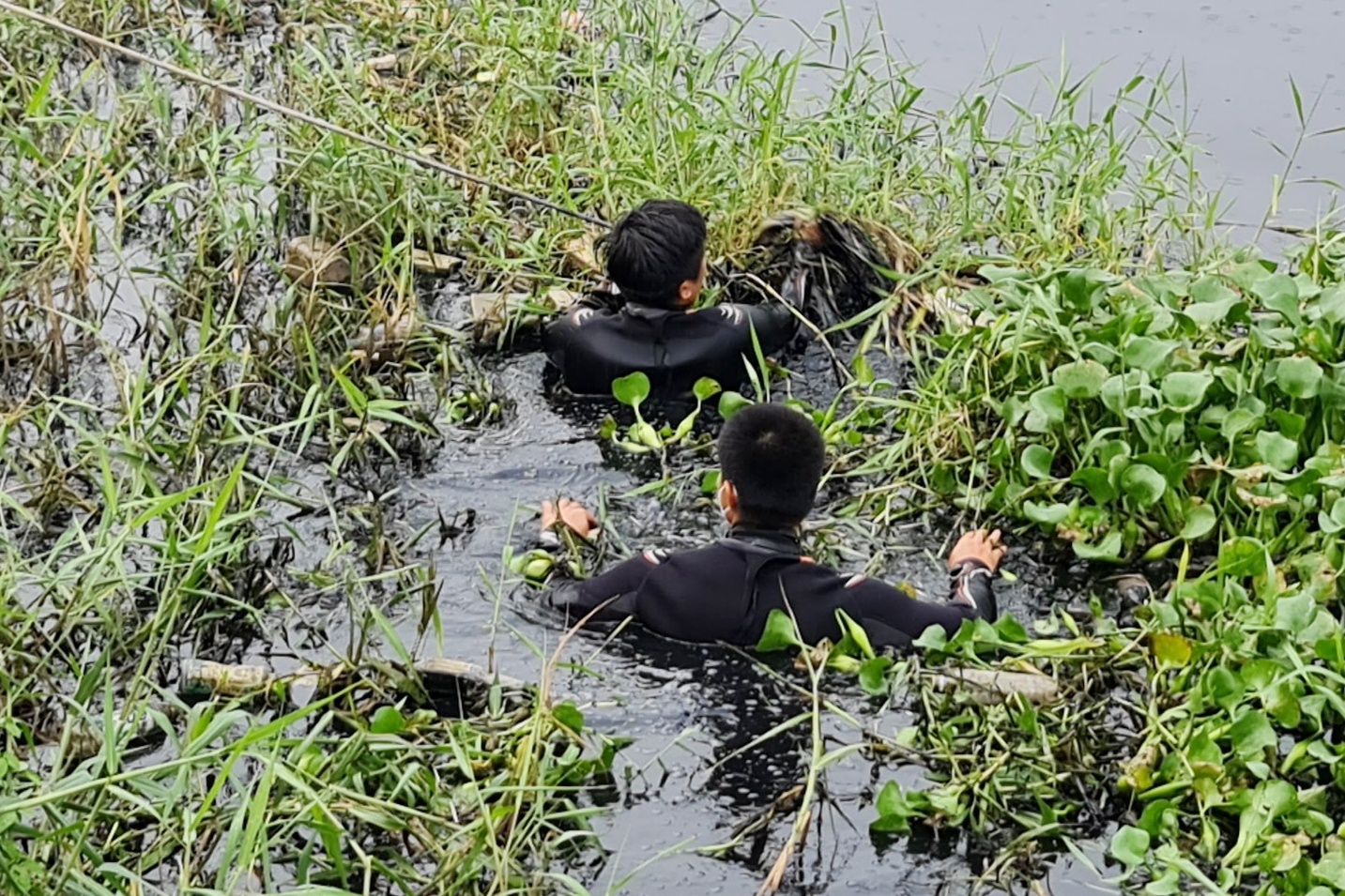 Canh sat lan tim nguoi dan ong nhay kenh o TP.HCM hinh anh