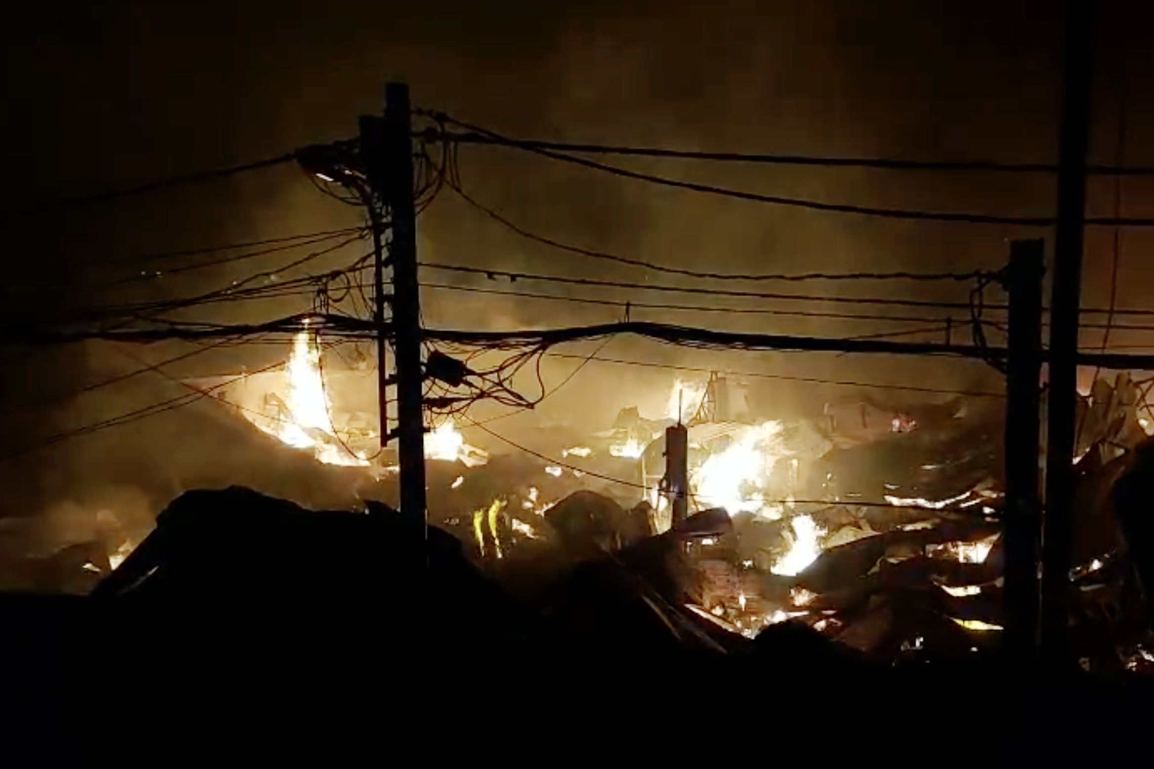 Hon 100 canh sat dap tat dam chay lon o TP.HCM hinh anh