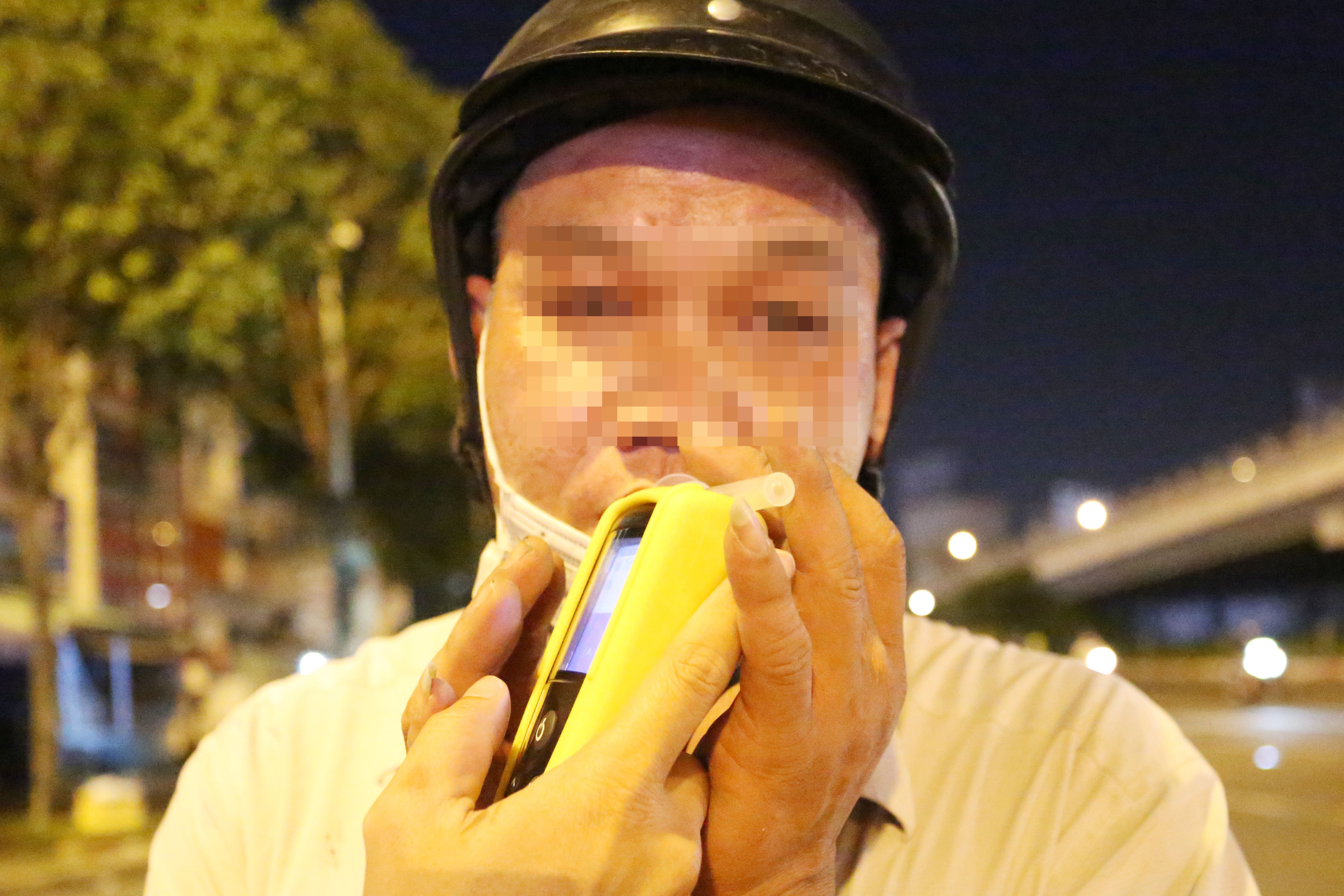 Uong 3 lon bia, nguoi dan ong bi CSGT TP.HCM xu phat 7 trieu hinh anh