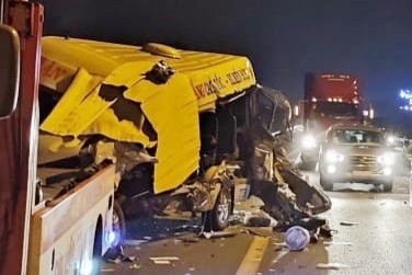 Xe 16 cho bien dang trong vu tai nan tren cao toc TP.HCM - Dau Giay hinh anh