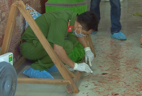 Hai vo chong tu vong trong nha nghi hinh anh