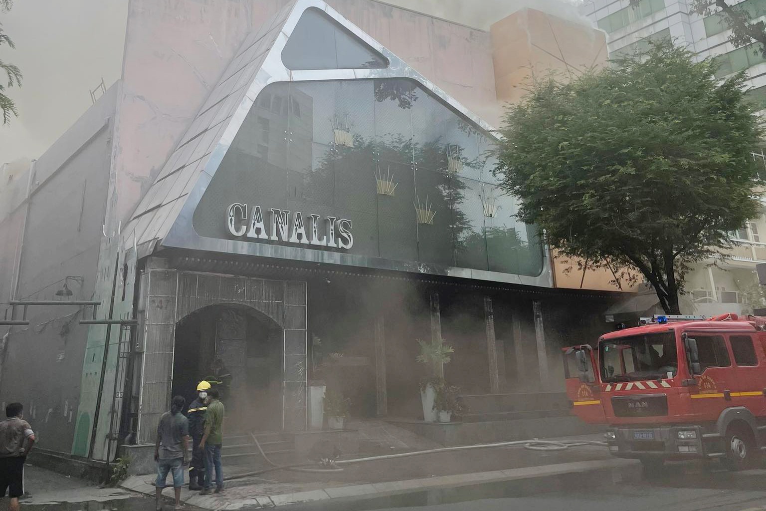 Canh sat phong toa duong, dap tat dam chay o quan bar Canalis hinh anh