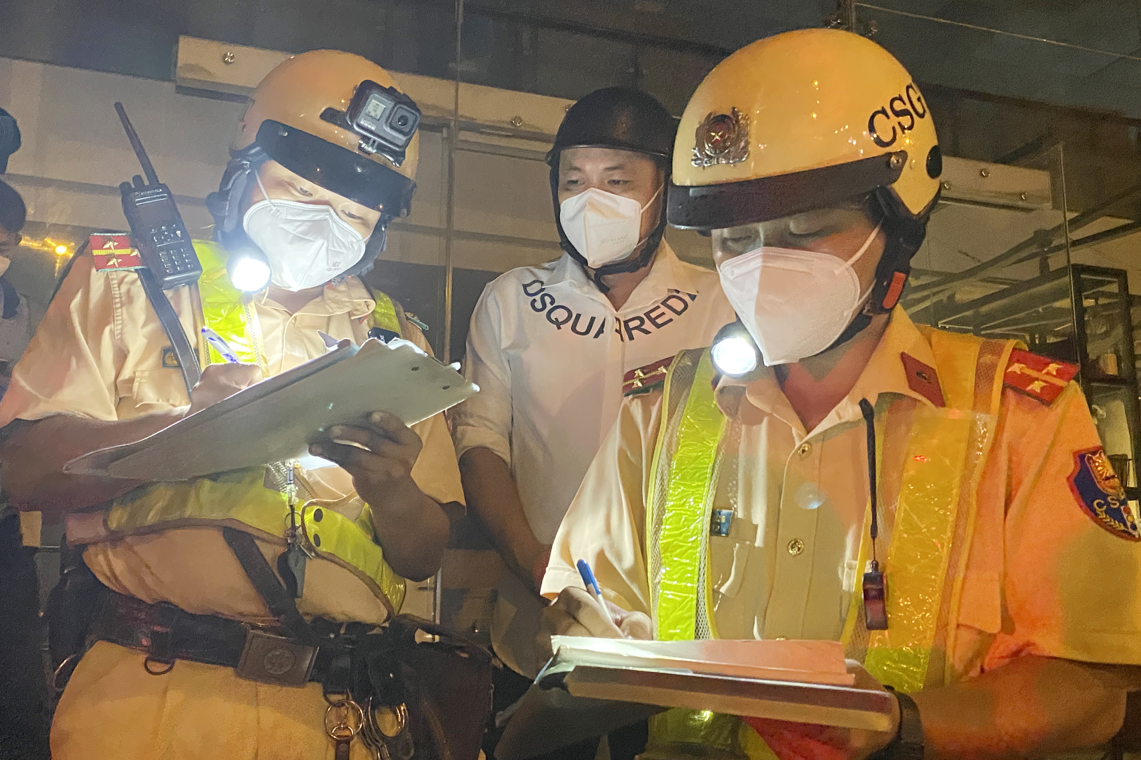 Tai xe bi CSGT TP.HCM phat kich khung vi uong 3 lon bia hinh anh