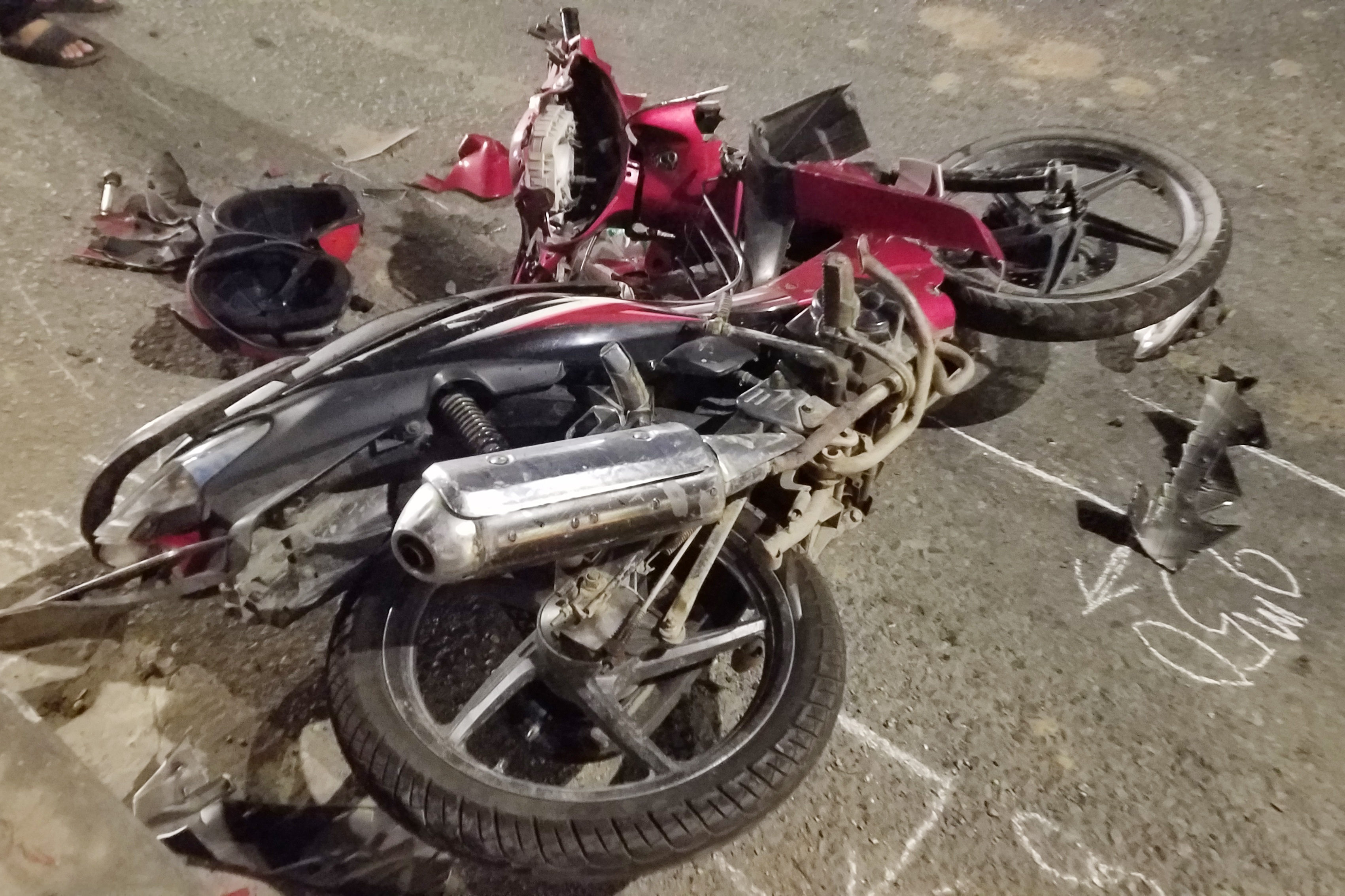 Vo chet, chong bi thuong sau va cham voi xe container hinh anh