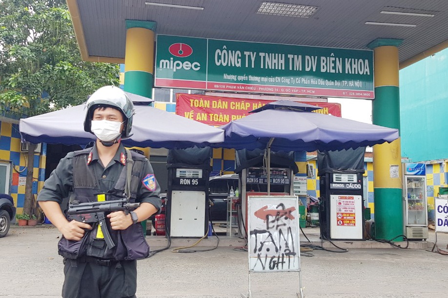 Canh sat bong sung AK phong toa cay xang Bien Khoa hinh anh