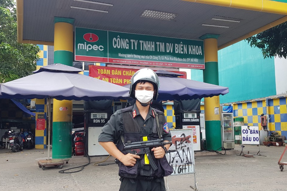 Bat nu giam doc lien quan duong day xang gia o TP.HCM hinh anh