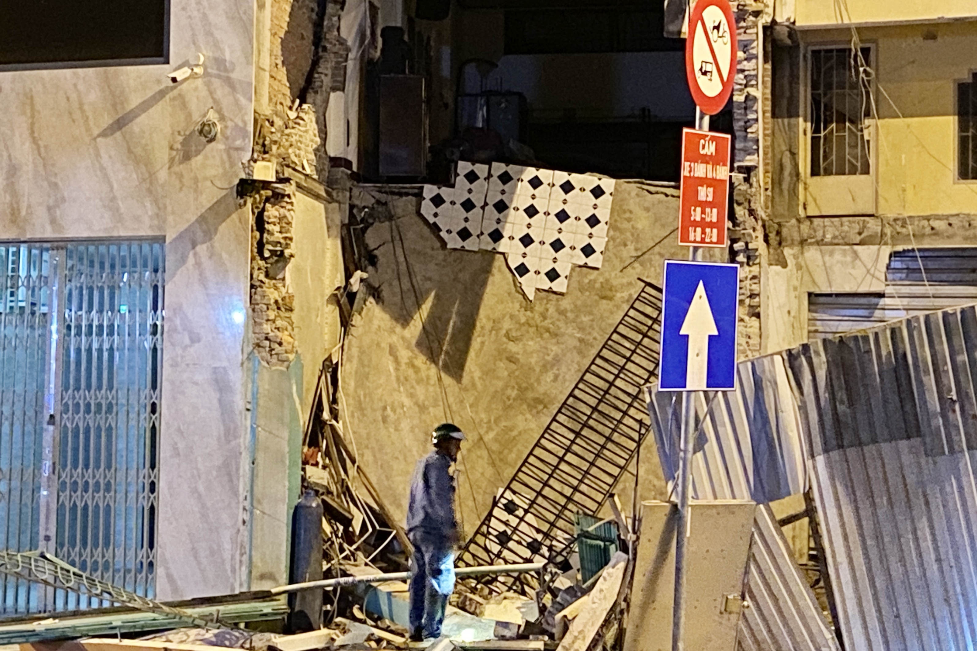 Nhan chung ke luc nha sap o TP.HCM khien 2 nguoi bi thuong hinh anh