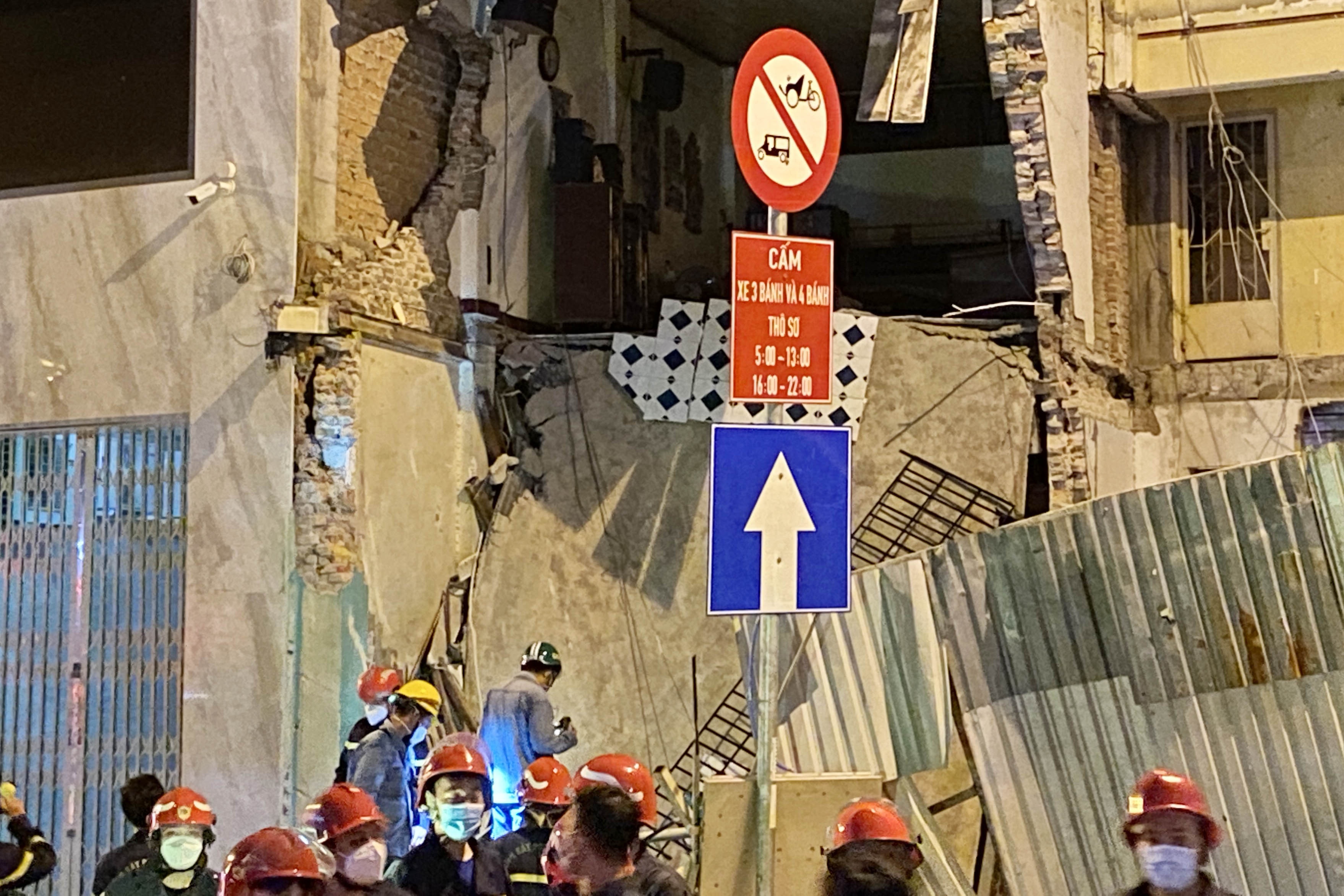 Sap nha o TP.HCM, 3 nguoi bi mac ket hinh anh