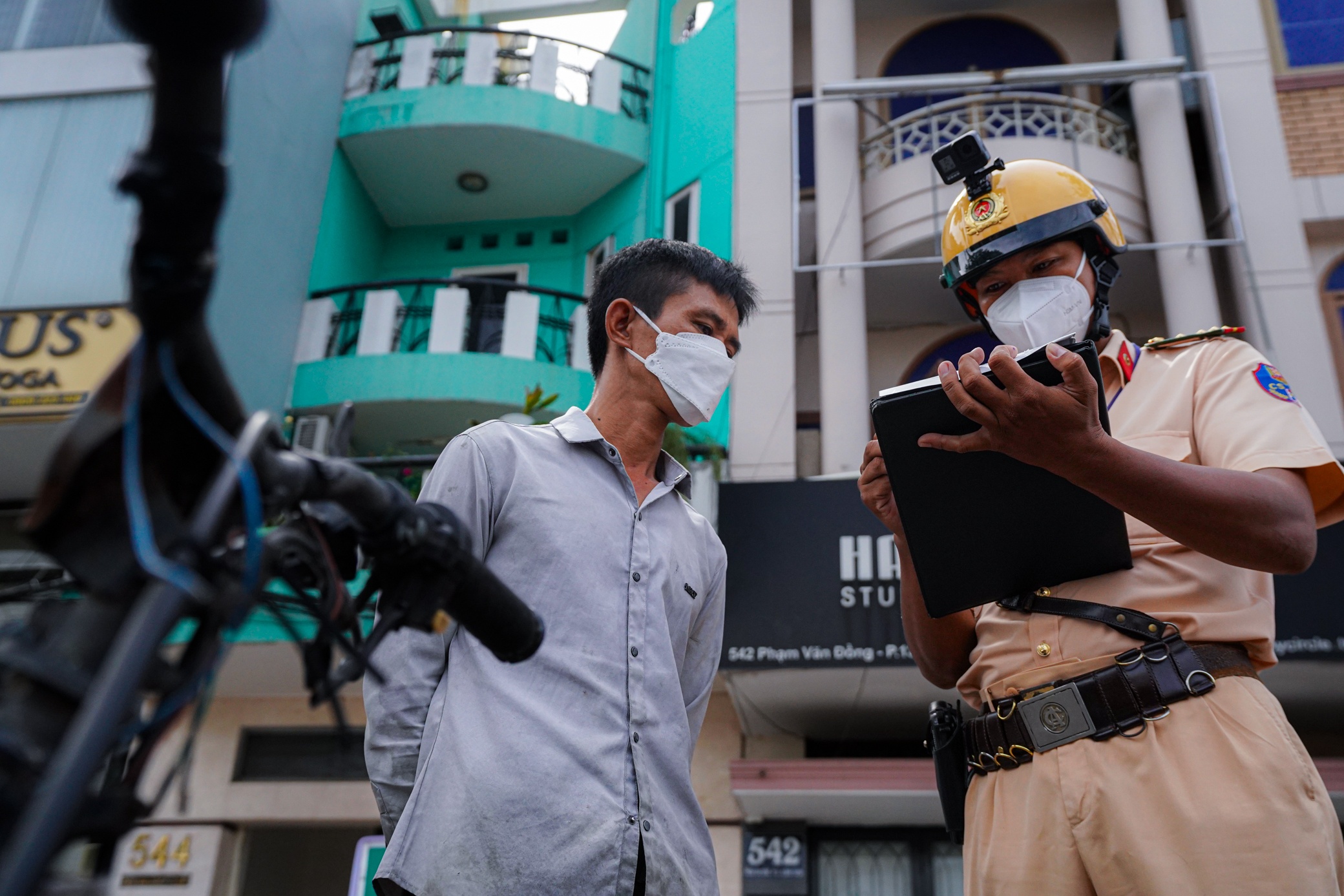 Tai xe 'xe mu' phan tran khi bi CSGT lap bien ban hinh anh