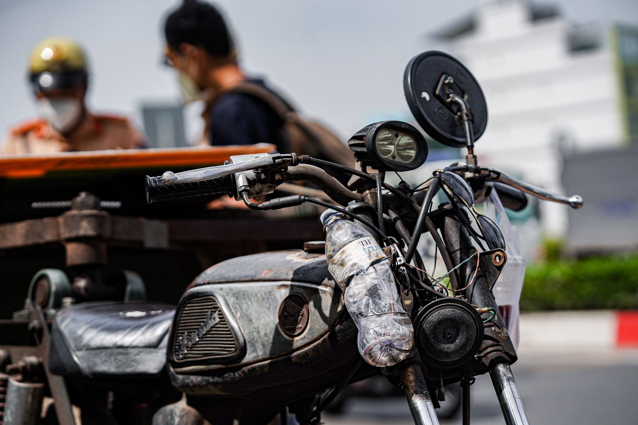 Tai xe bo xe khi bi CSGT TP.HCM xu phat hinh anh