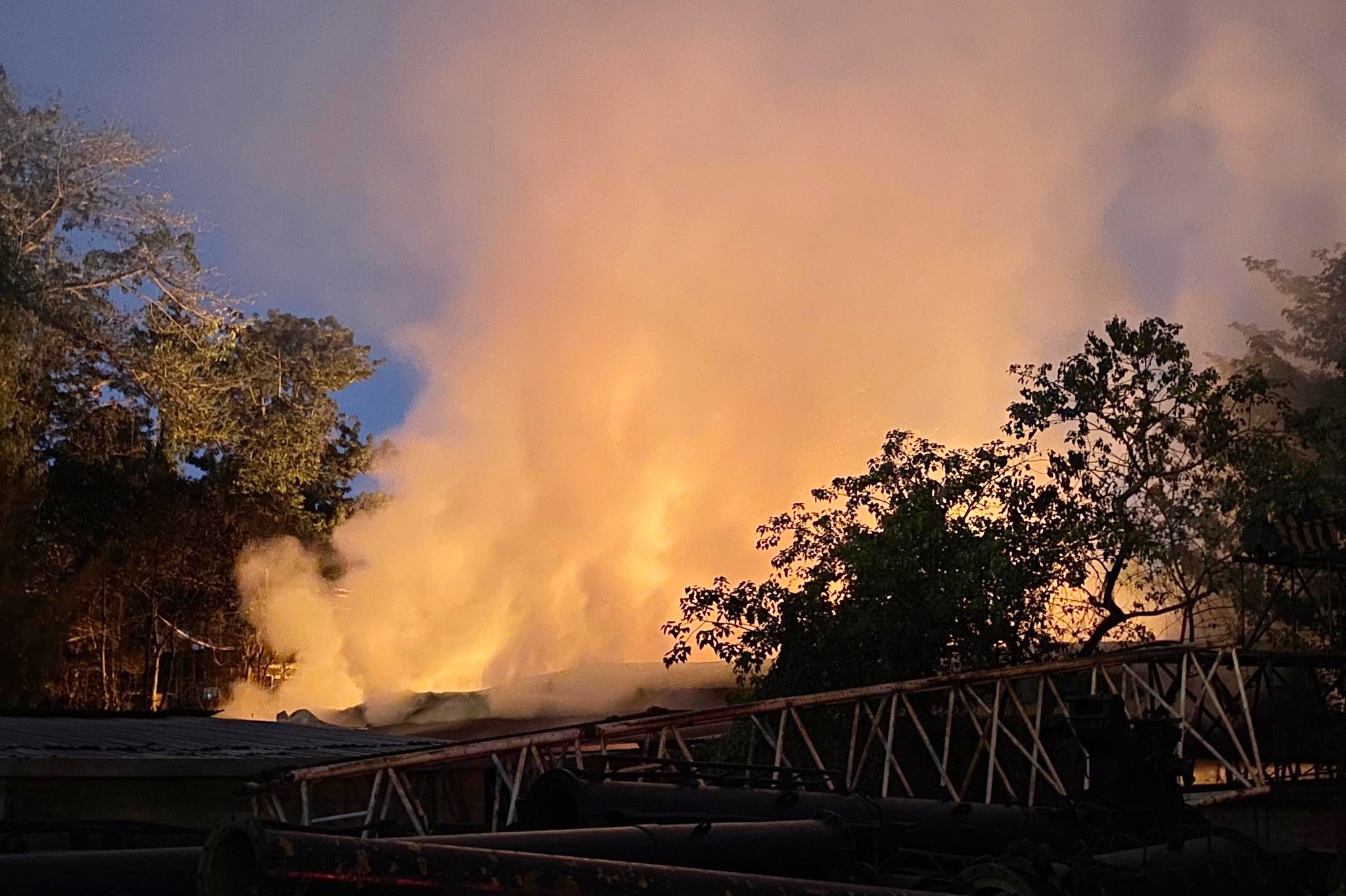 Lua thieu rui xuong go 500 m2 o TP Thu Duc hinh anh