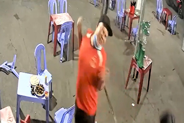 Co gai bat luc nhin ban cam ma tau chem nguoi trong quan nhau hinh anh