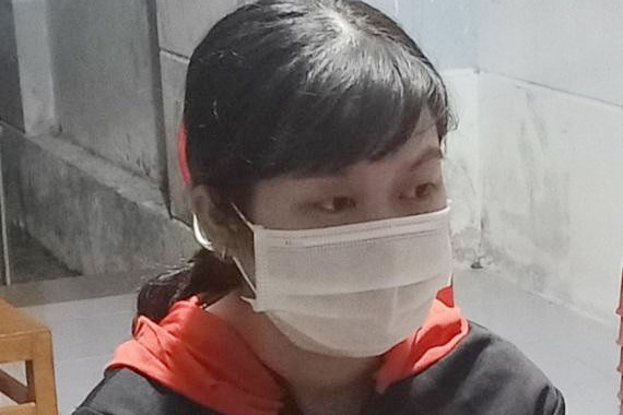 Mua hang bi lua, co gai tu gay thuong tich roi bao cuop hinh anh