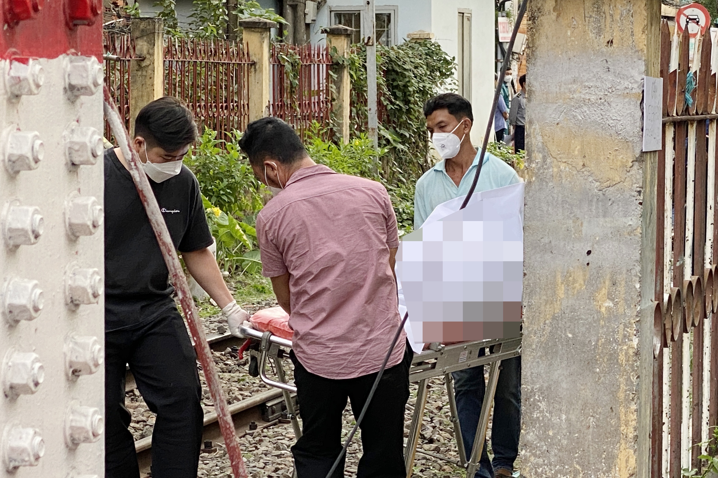 Nguoi phu nu o TP.HCM bi tau can tu vong hinh anh