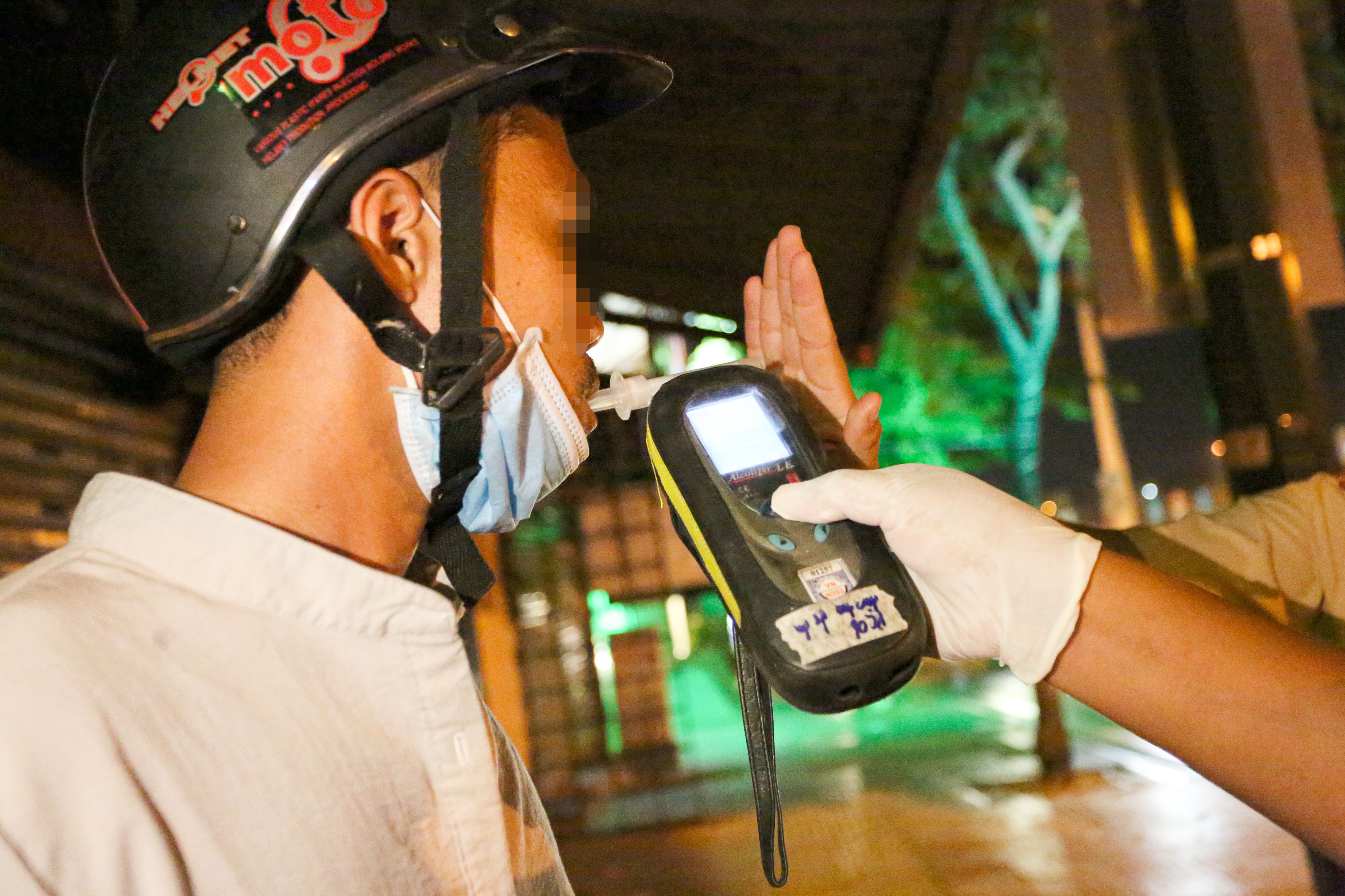 CSGT kiem tra nong do con anh 2