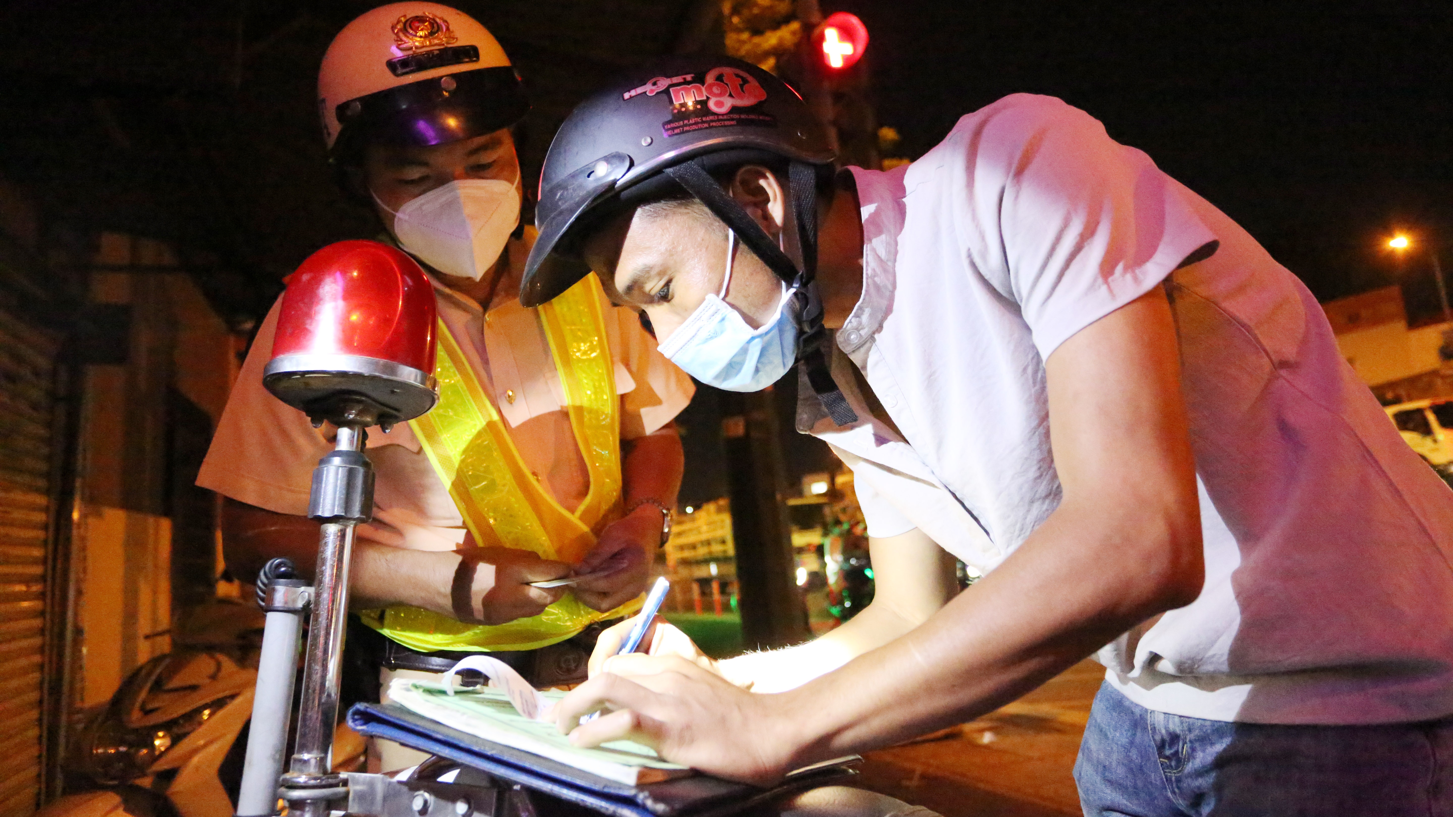 CSGT TP.HCM lap bien ban nhieu tai xe di nhau ve khuya hinh anh