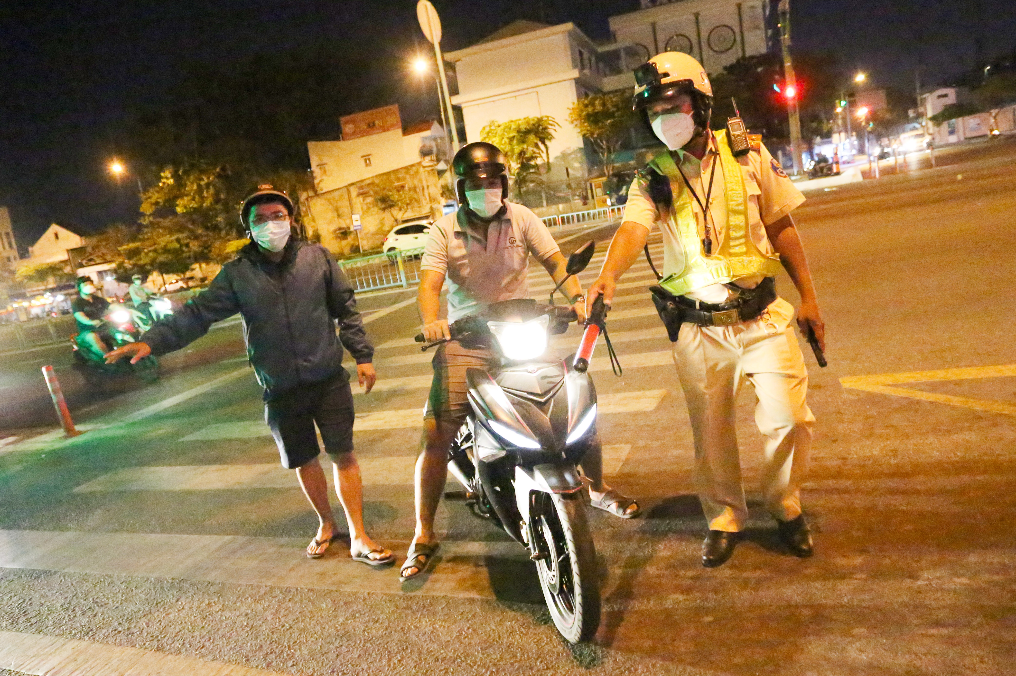 CSGT kiem tra nong do con anh 7