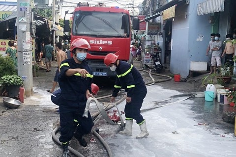 Chay cua hang o TP.HCM, nguoi dan om tai san thao chay hinh anh