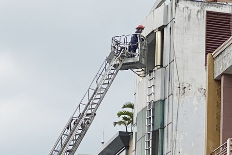 Canh sat giai cuu co gai co y dinh nhay lau o TP.HCM hinh anh