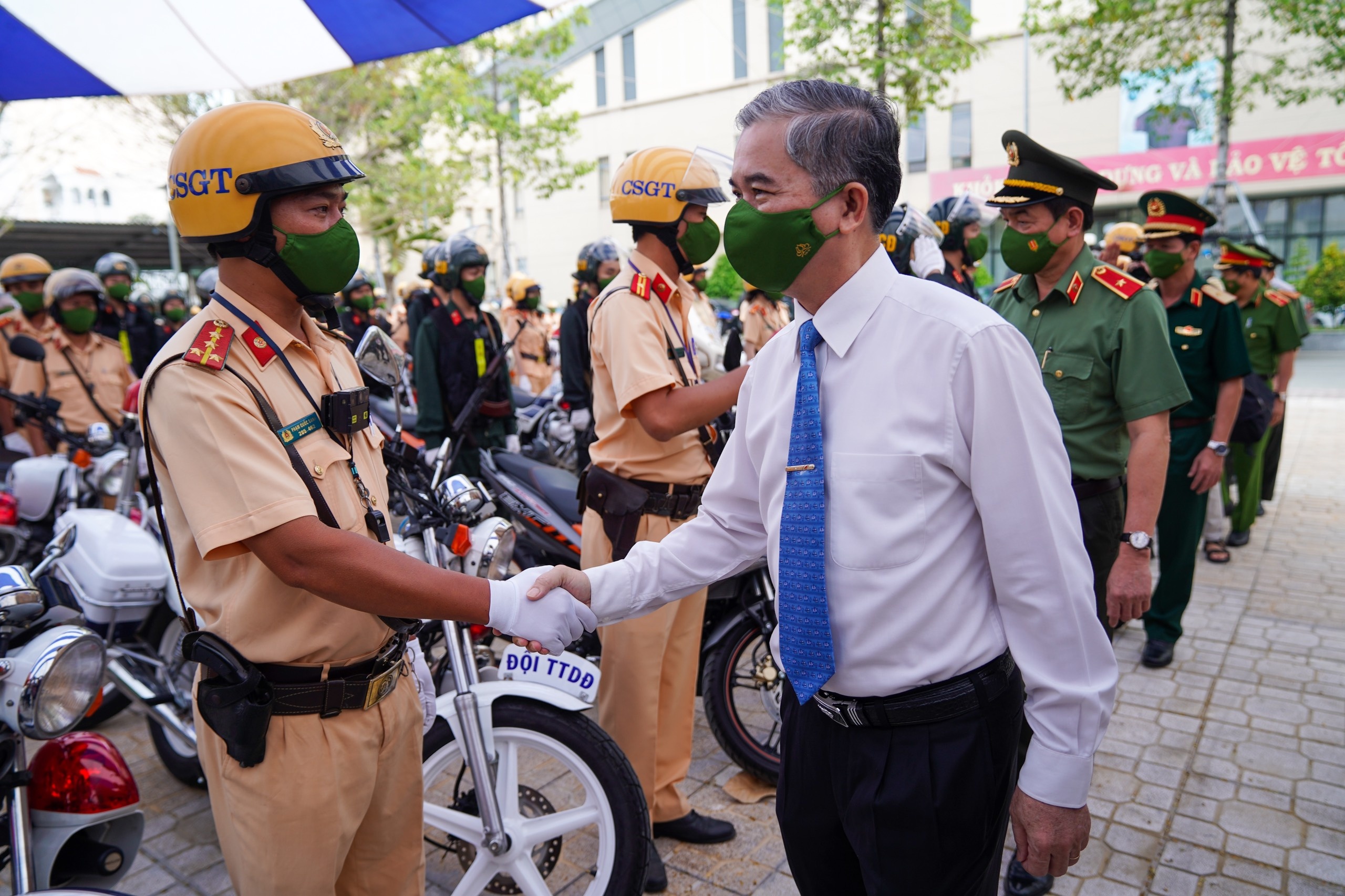 tran ap toi pham dip tet anh 7