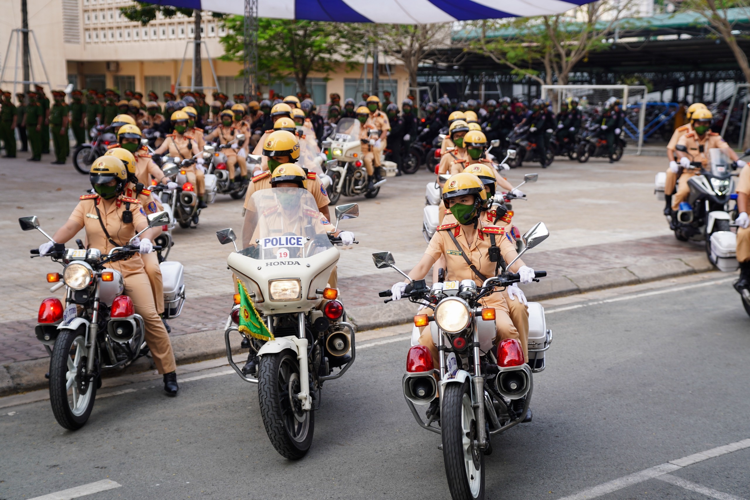 tran ap toi pham dip tet anh 9