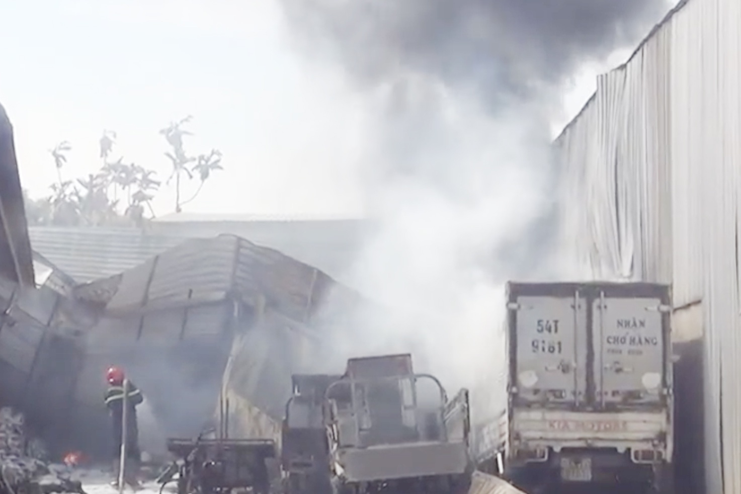 Chay bai xe o TP.HCM, nhieu phuong tien bi thieu rui hinh anh