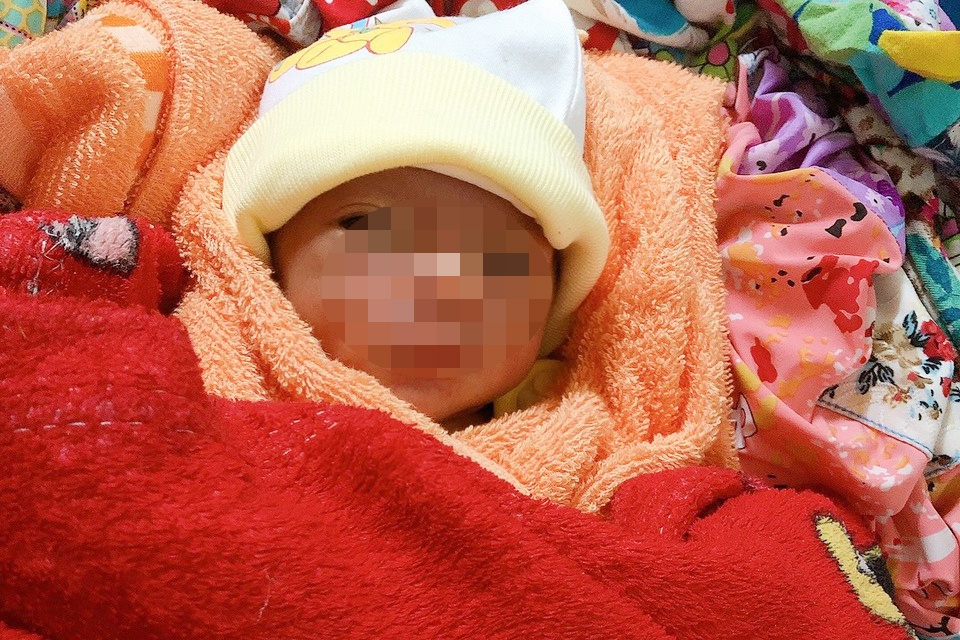 Be so sinh bi bo roi trong thung rac o TP.HCM hinh anh