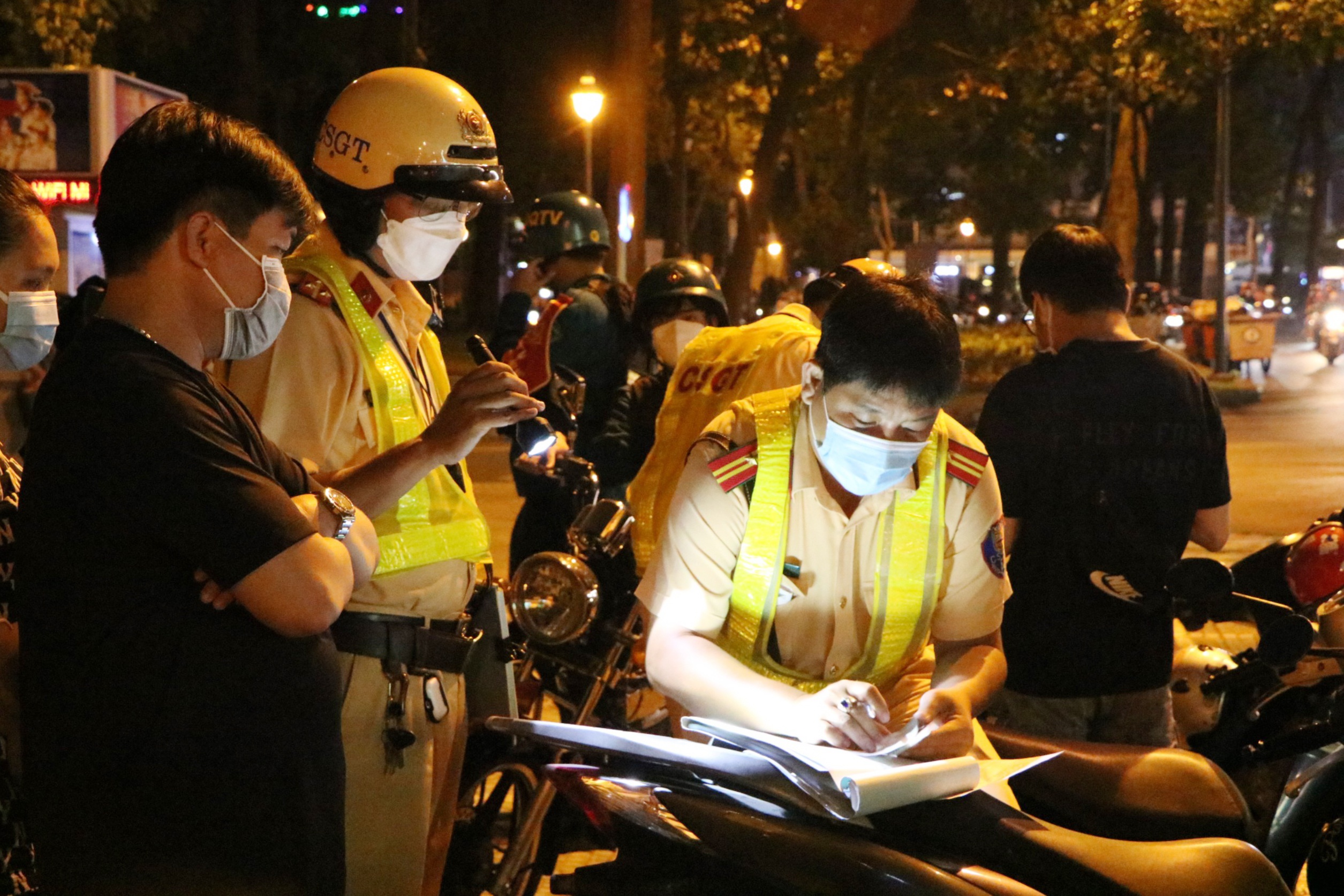 CSGT xử phạt ảnh 1 CSGT xu phat anh 1