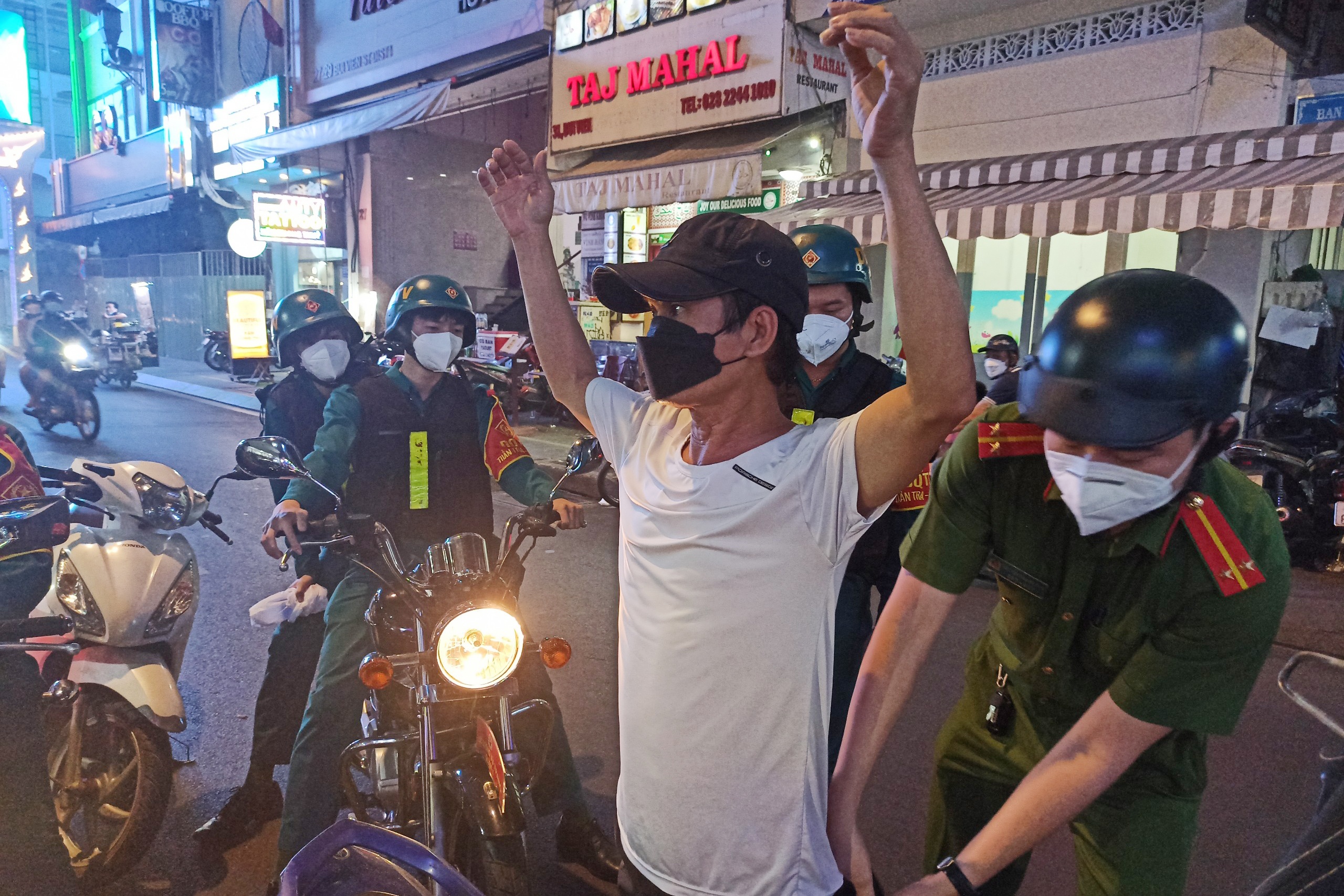 Canh sat xu phat nguoi dung xe may sai quy dinh o trung tam TP.HCM hinh anh