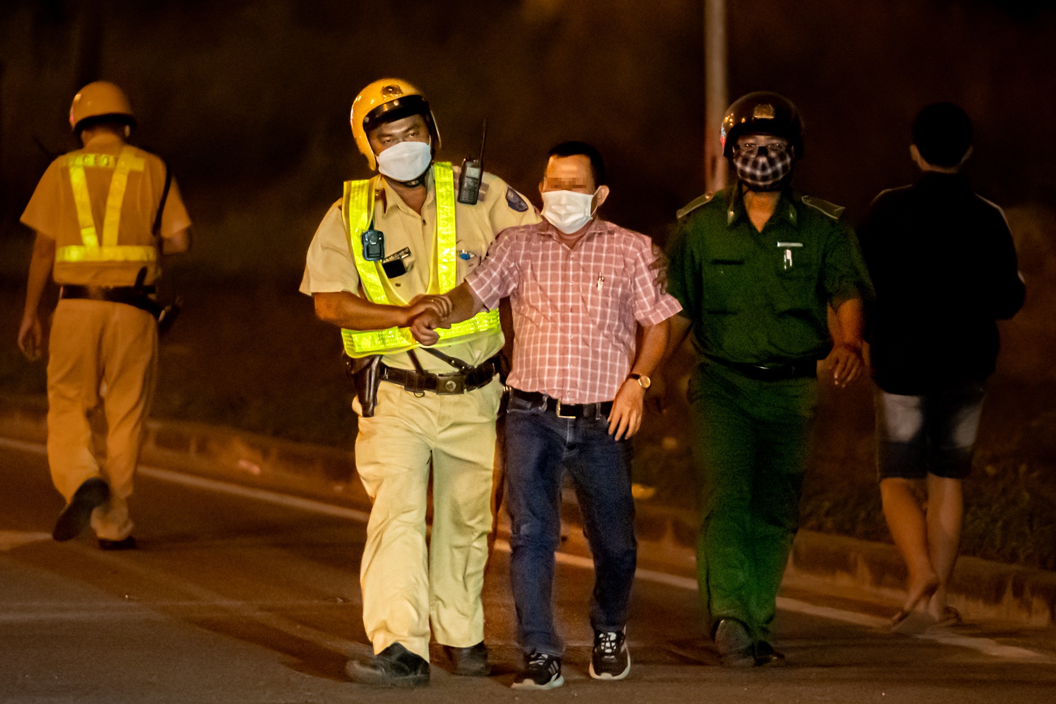 CSGT xu phat nong do con anh 1