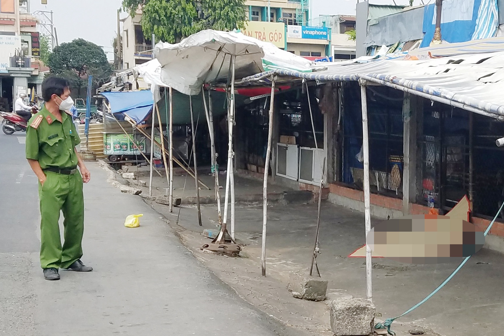 Mot nguoi tu vong truoc cong Ben xe Mien Tay hinh anh