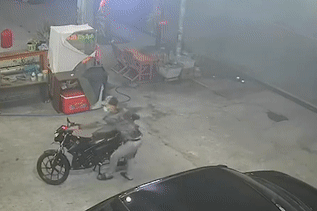 Be khoa trom xe may trong 5 giay o TP.HCM hinh anh