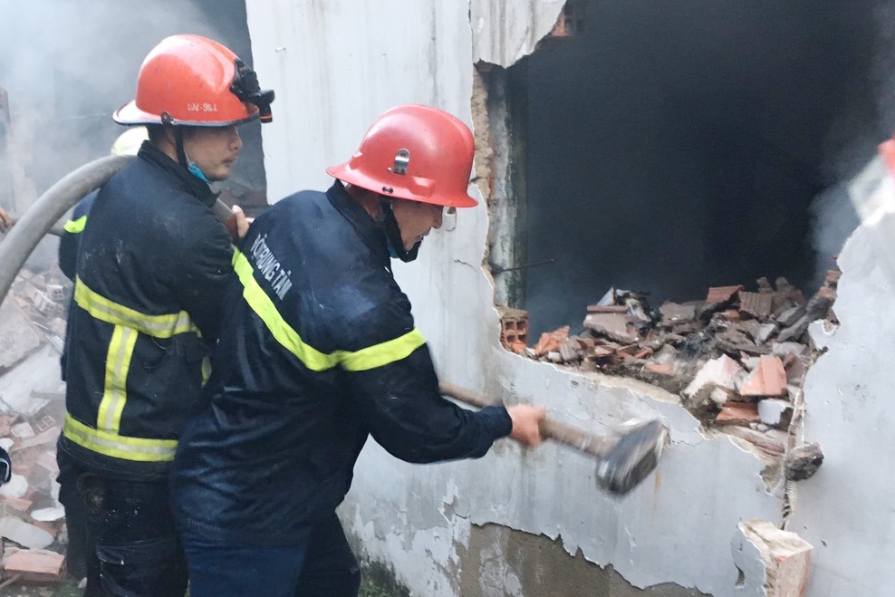 Canh sat dap tuong, dap tat dam chay o TP Thu Duc hinh anh